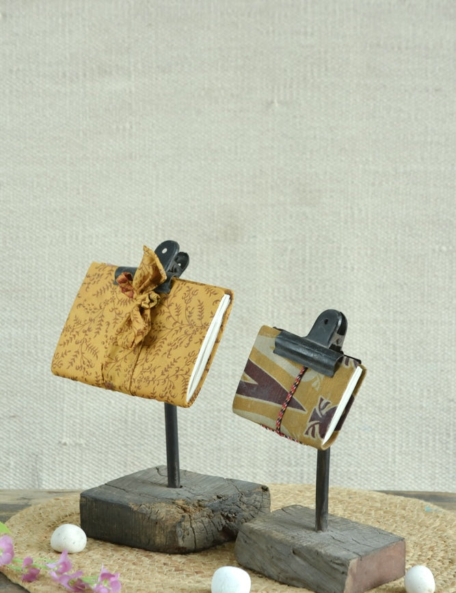 Ekaurr Rustic Clip Stand with Reclaimed Wood Base