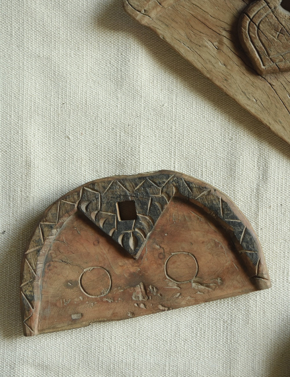 Ekaurr Antique Style Wooden Spade Plaques handcrafted vintage-inspired wooden wall plaques in a spade form with aged distressed finish, artisan decorative wall accent for rustic and eclectic home styling