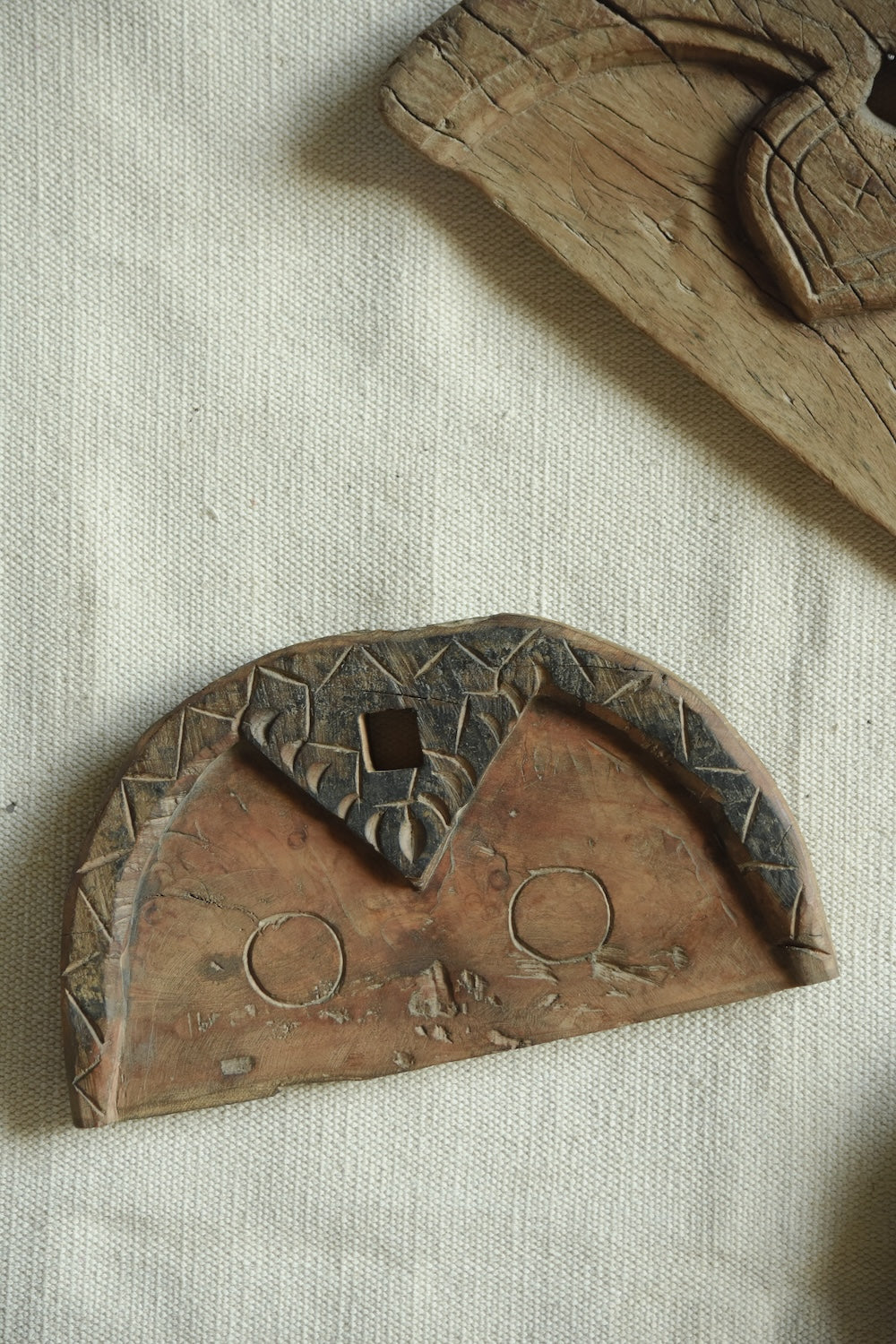 Ekaurr Antique Style Wooden Spade Plaques handcrafted vintage-inspired wooden wall plaques in a spade form with aged distressed finish, artisan decorative wall accent for rustic and eclectic home styling