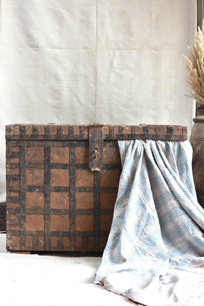 Ekaurr The Ancestral Guardian Trunk – Large Vintage Iron and Wood Riveted Heritage Trunk Home Décor