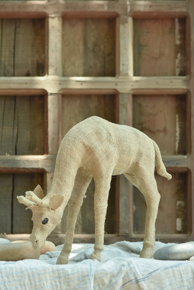Ekaurr Grazing Giraffe handcrafted jute sculpture of a tall giraffe with neck lowered in a grazing pose, earthy natural fibre wildlife figurine for home decor consoles and shelves