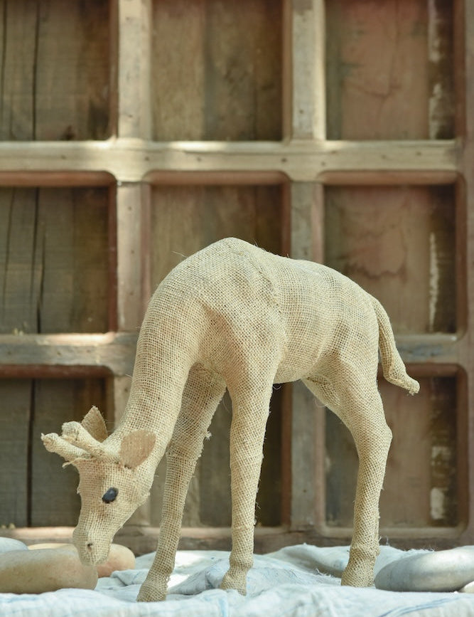 Ekaurr Grazing Giraffe handcrafted jute sculpture of a tall giraffe with neck lowered in a grazing pose, earthy natural fibre wildlife figurine for home decor consoles and shelves