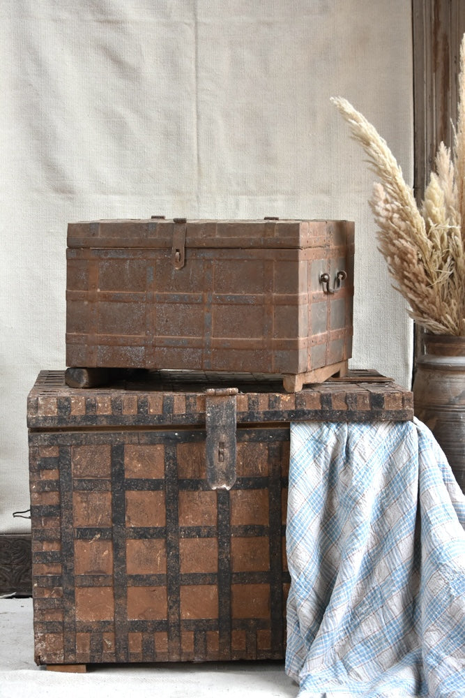 Ekaurr The Iron Sentinel Trunk – Compact Vintage Iron and Wood Riveted Heritage Storage Trunk Décor