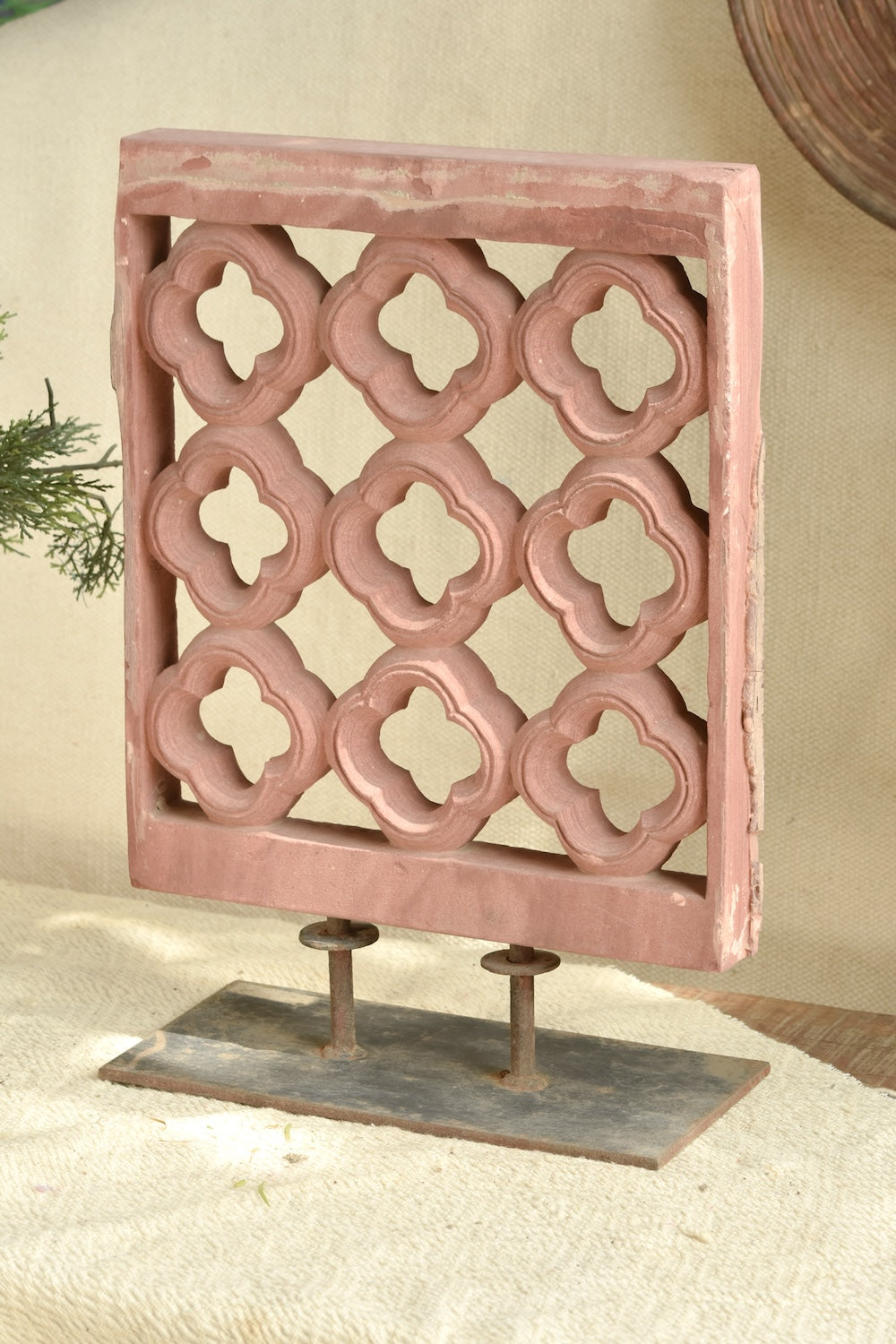 Ekaurr Lattice Jali Decor – Handcrafted Geometric Carved Lattice Panel on Stand, Traditional Indian Home Décor