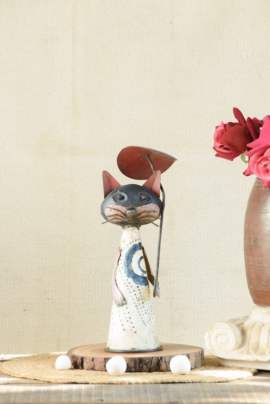 Ekaurr Love in Every Season – handcrafted cat holding umbrella decorative figurine, vintage-inspired romantic gift and home decor accent