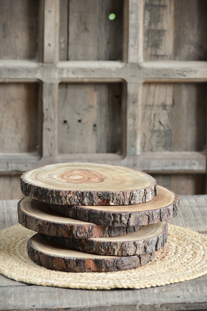 Ekaurr Rustic Tree Ring Platter round natural wood cross-section with exposed tree ring grain and raw bark edge, handcrafted wood serving base or table centrepiece available individually or in sets