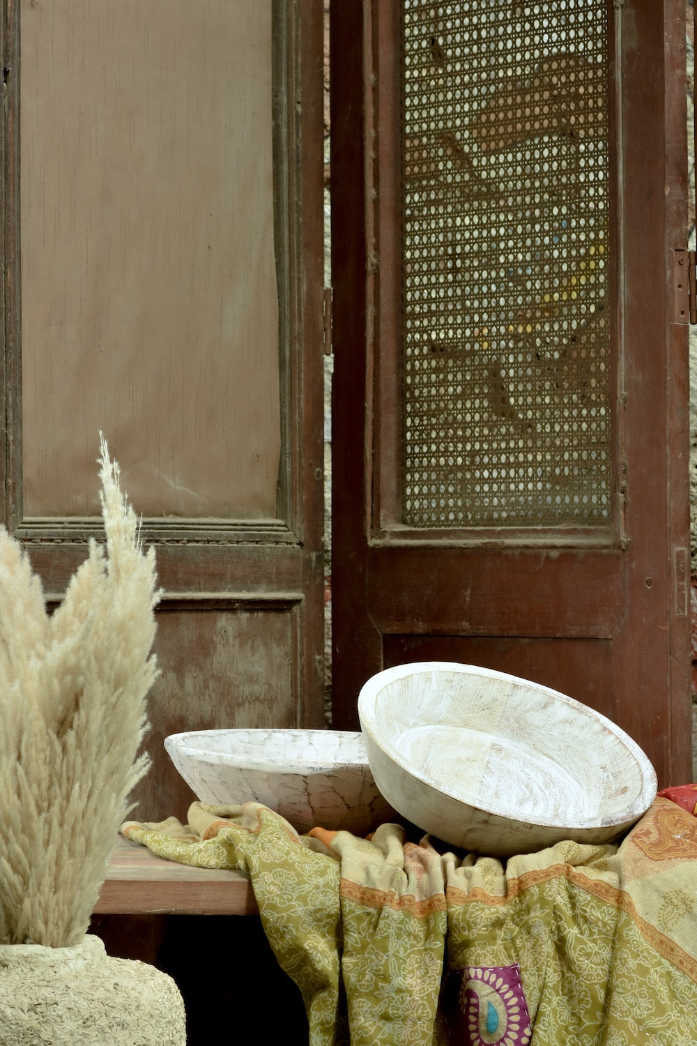 Ekaurr Set of 2 Round Trays in whitewashed finish – handcrafted wooden serving trays with chalky white distressed surface, farmhouse decor