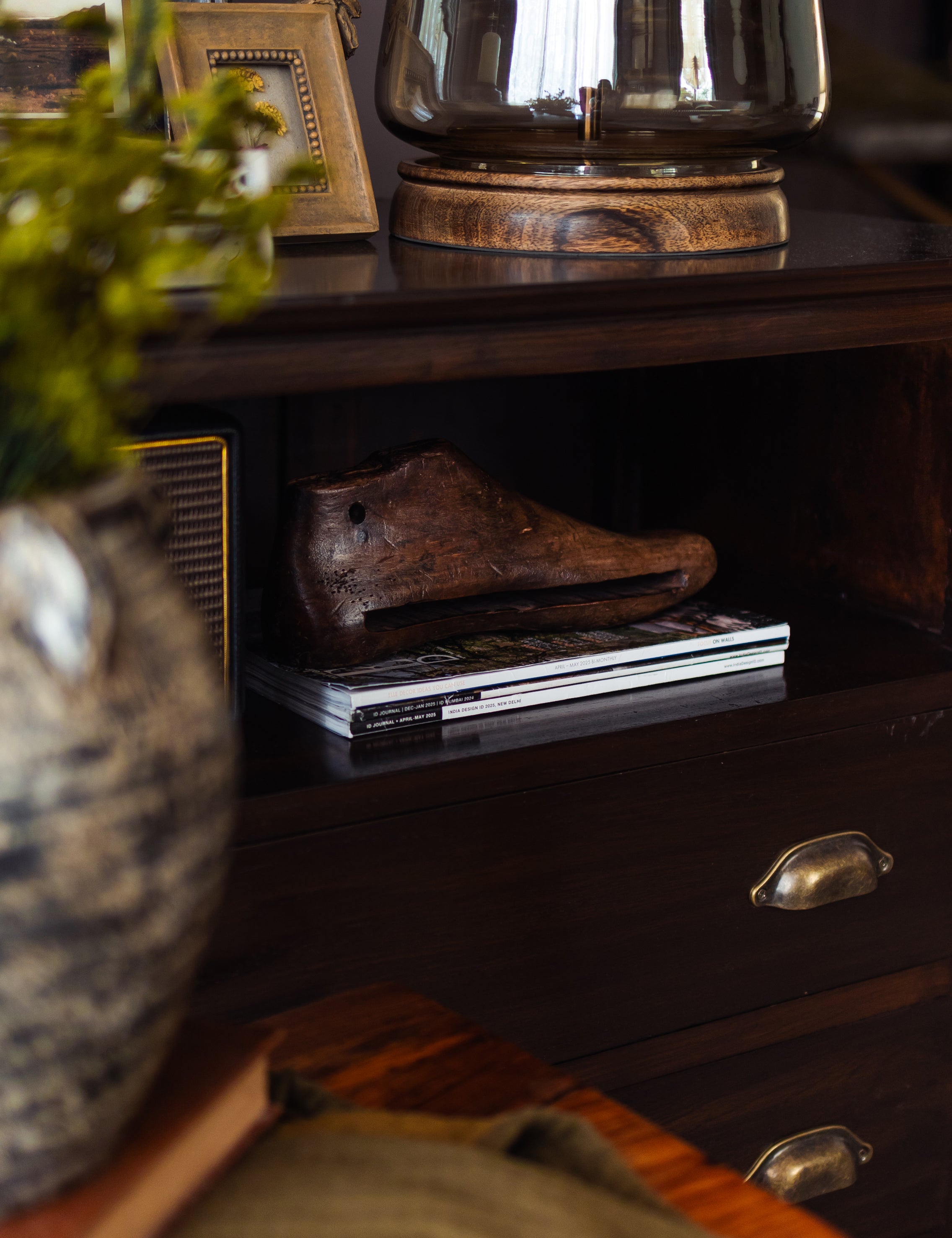 Ekaurr Shoe Mould Paper Organiser – vintage wooden cobbler's shoe mold repurposed as a desktop stationery and paper organiser