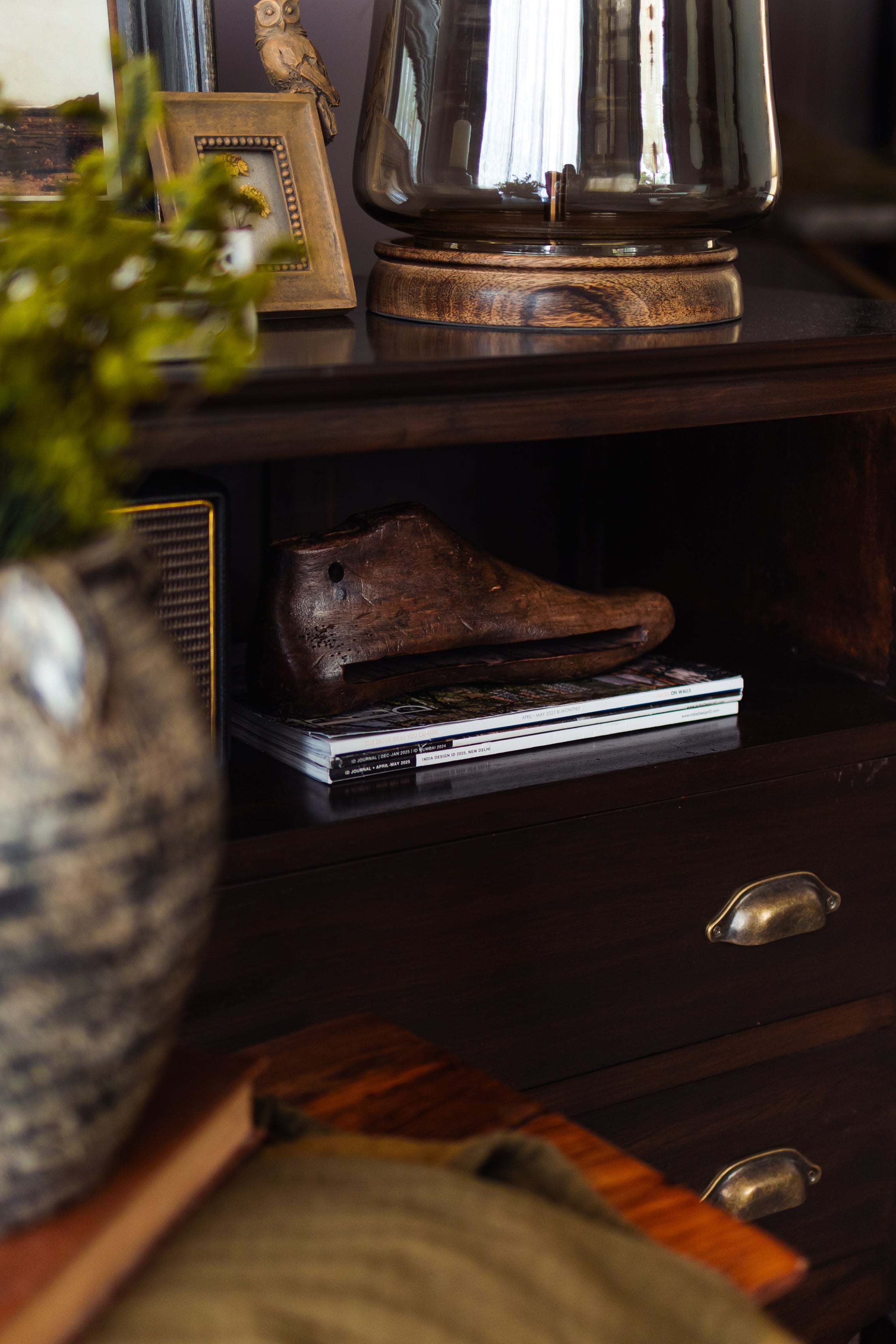 Ekaurr Shoe Mould Paper Organiser – vintage wooden cobbler's shoe mold repurposed as a desktop stationery and paper organiser