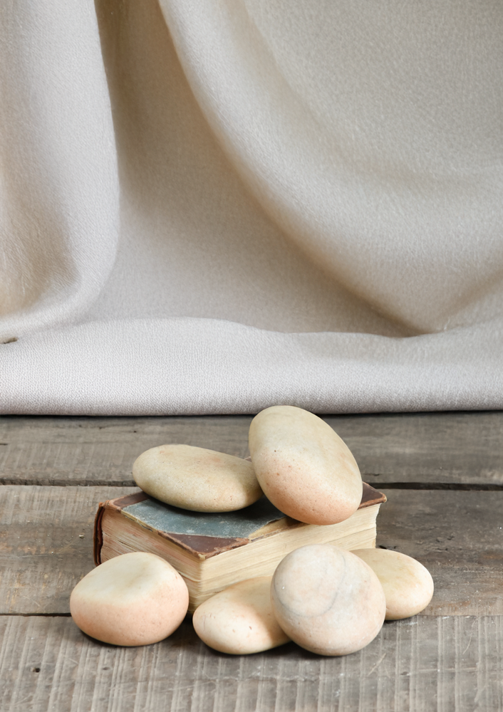 Ekaurr Sunbeam River Pebbles set of handpicked natural warm-toned river stones, ethically sourced unpolished pebbles for bowls, trays and nature-inspired home décor