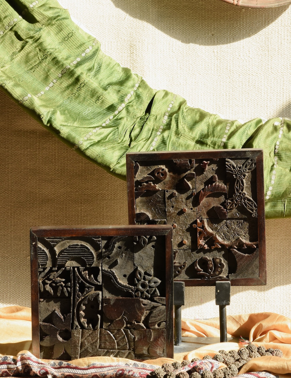 Ekaurr Vintage Block-Print Tile Art on Iron Stand – Traditional Hand-Stamped Print Tile Mounted on Iron Display Stand