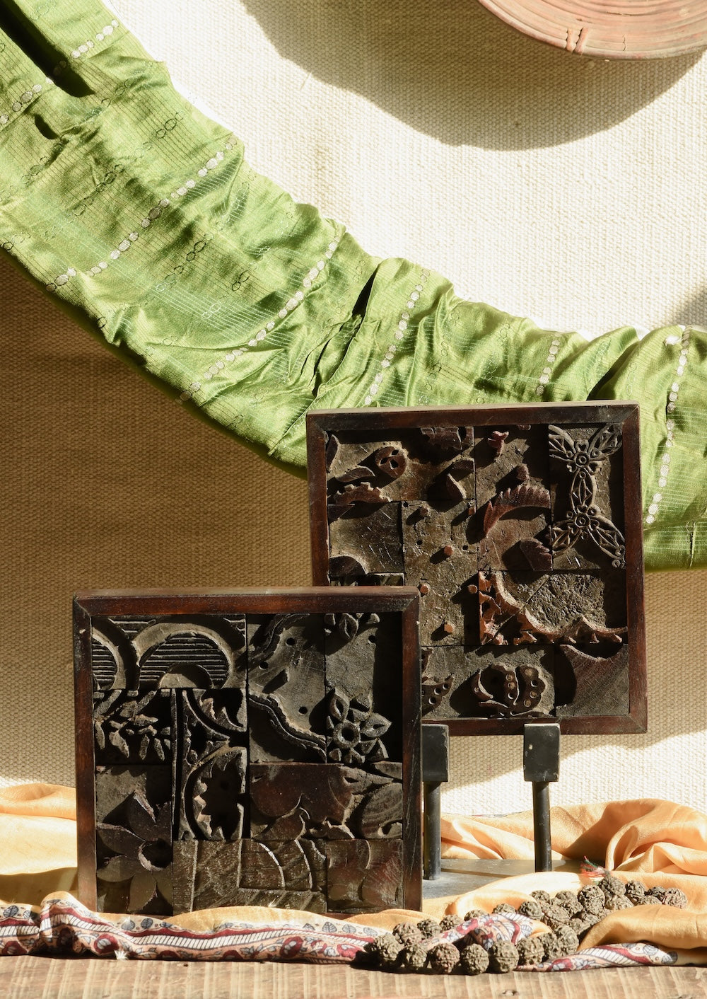 Ekaurr Vintage Block-Print Tile Art on Iron Stand – Traditional Hand-Stamped Print Tile Mounted on Iron Display Stand