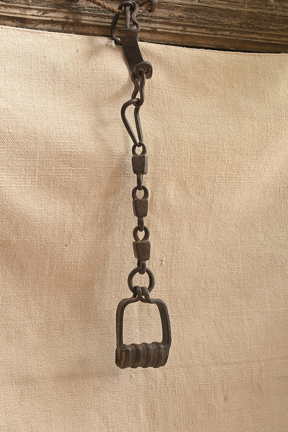 Ekaurr Vintage Camel Chain – Close-Up of Iron Interlinked Sections, Rustic Heritage Home Décor