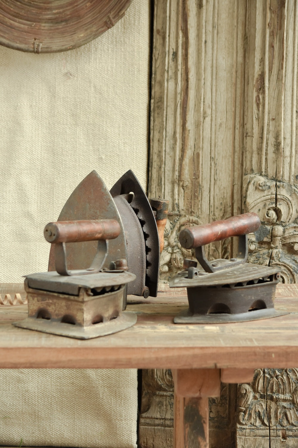 Ekaurr Vintage Iron Press – Antique Cast Iron Clothes Press with Ornate Handle, Rustic Home Décor Collectible