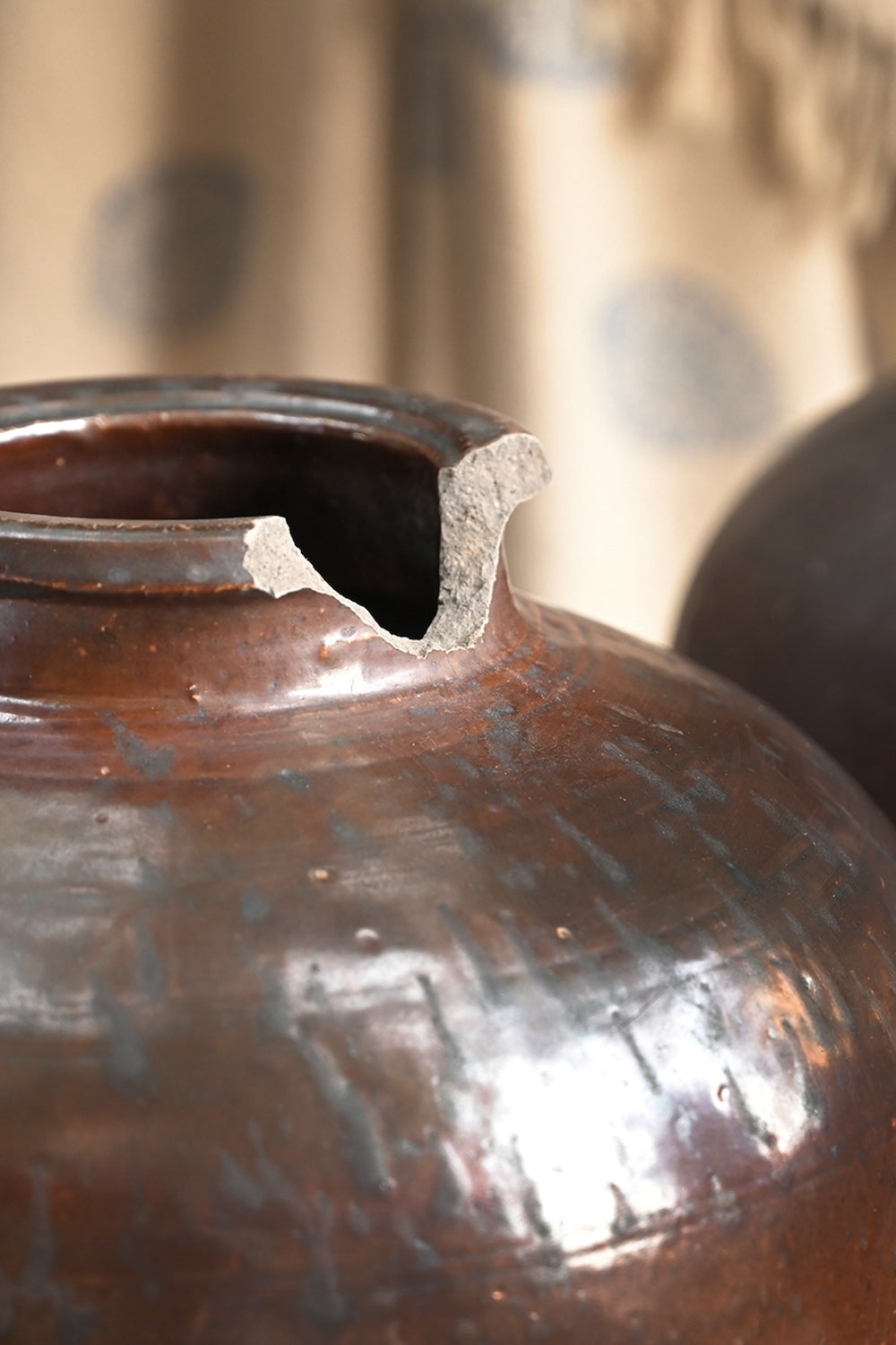 Ekaurr Vintage Enamel Pot – Detail Shot of Surface Cracks and Vintage Character, One-of-a-Kind Décor