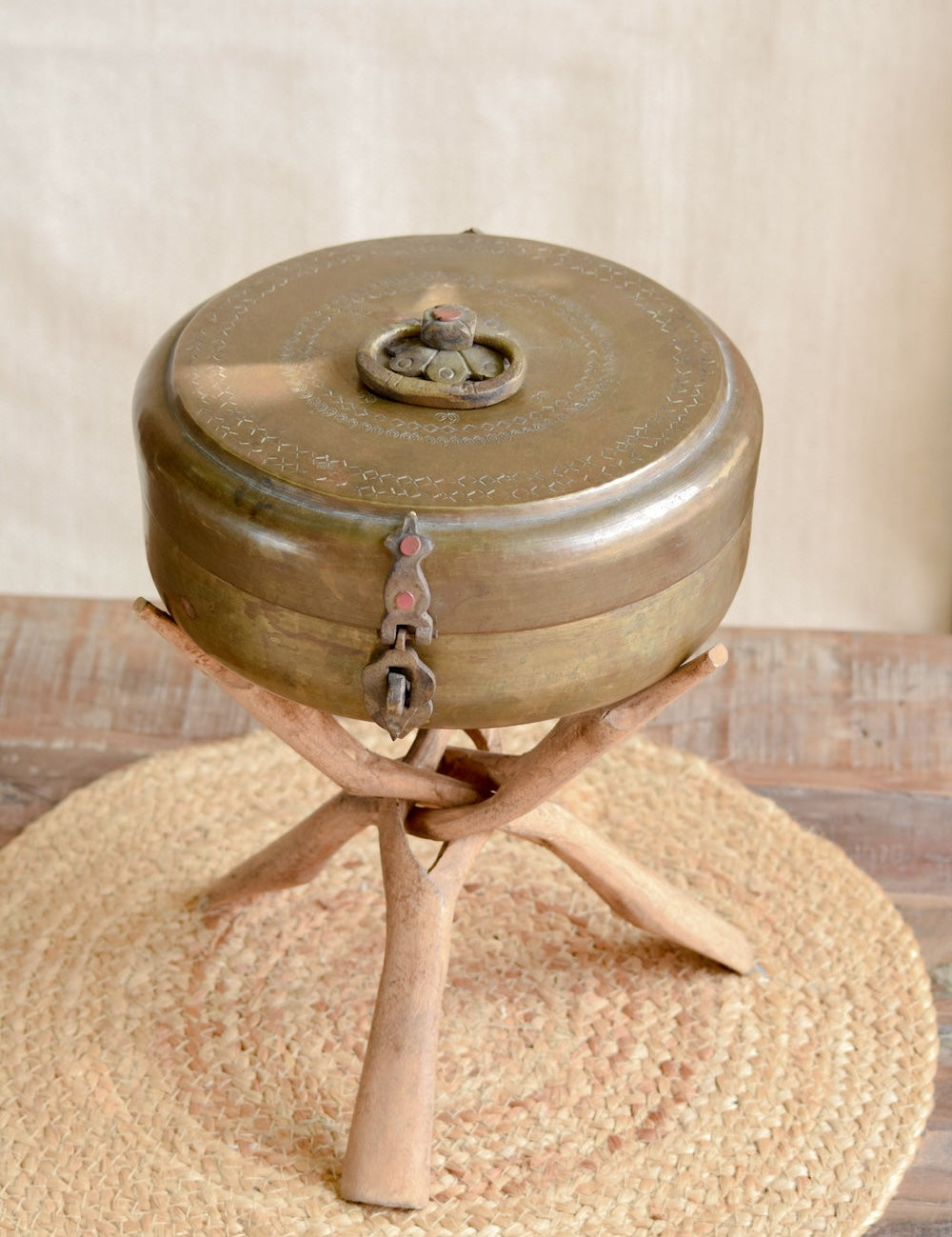 Ekaurr Vintage Round Brass Box with Hook antique round brass keepsake box with aged patina and traditional hook clasp, heritage artisan storage box for jewellery trinkets and home gifting