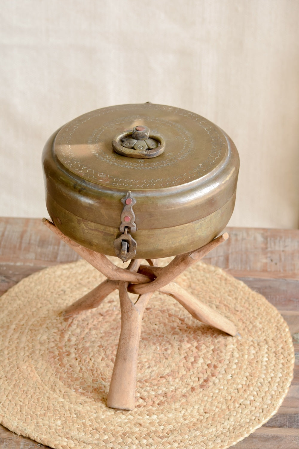Ekaurr Vintage Round Brass Box with Hook antique round brass keepsake box with aged patina and traditional hook clasp, heritage artisan storage box for jewellery trinkets and home gifting