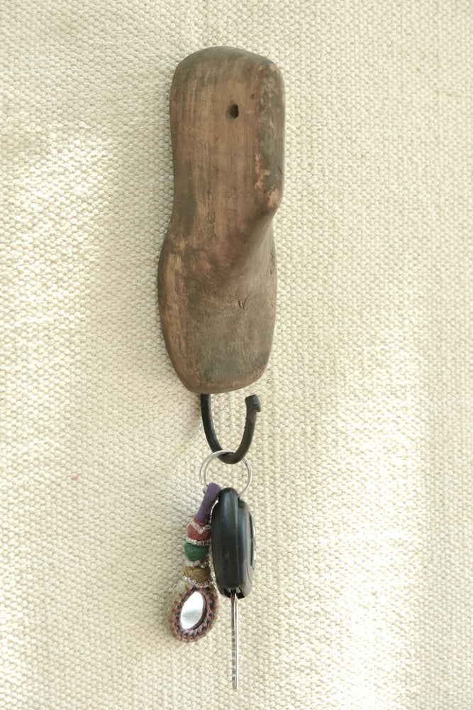 Ekaurr Vintage Shoe Mold Key Hook upcycled cobbler shoe last mounted as a functional wall hook for keys, rustic found object artisan entryway decor combining heritage character with everyday utility