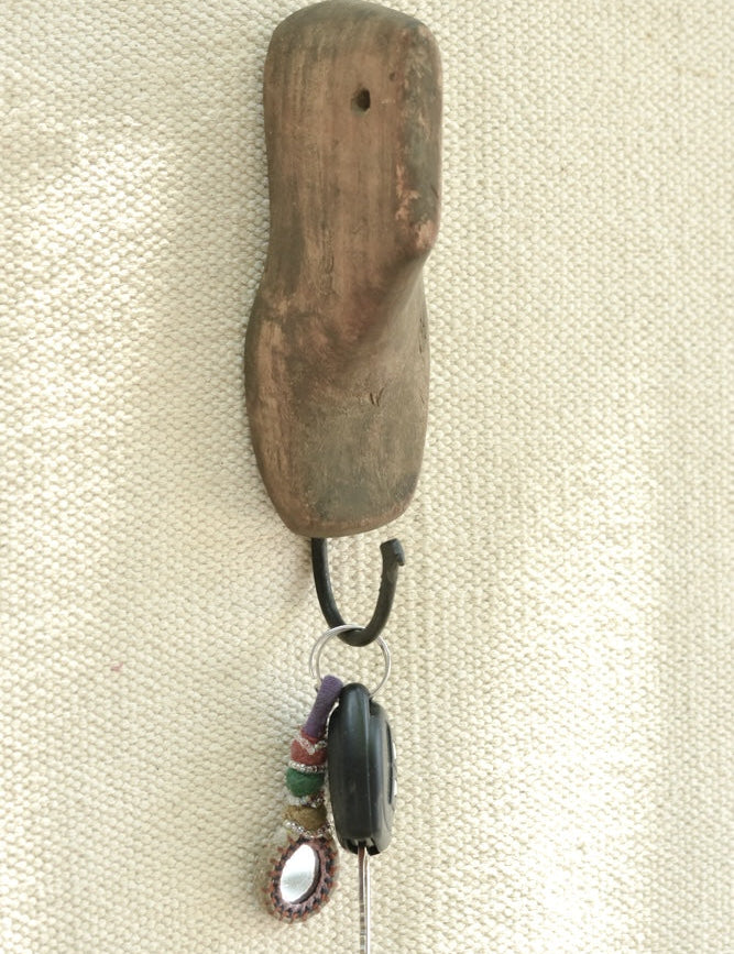 Ekaurr Vintage Shoe Mold Key Hook upcycled cobbler shoe last mounted as a functional wall hook for keys, rustic found object artisan entryway decor combining heritage character with everyday utility